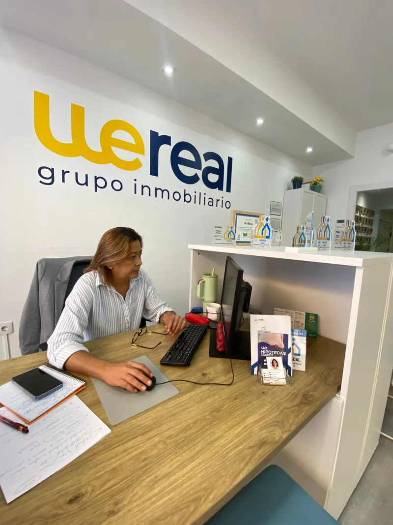 Josy Ribeiro Pereira trabajando en su mesa en la oficina de Wereal Grupo Inmobiliario