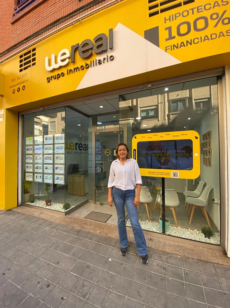 Josy Ribeiro Pereira en la puerta de la oficina de Wereal Grupo Inmobiliario en Alicante